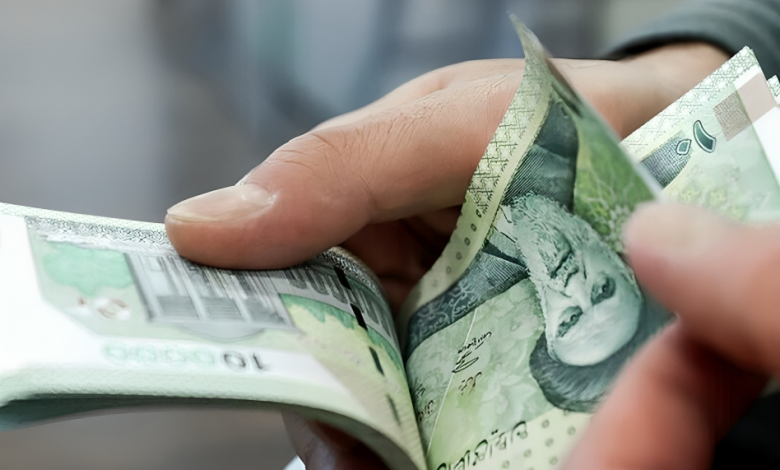 حداقل دستمزد در ایران: افزایش حقوق باعث بیکاری و تورم می شود؟